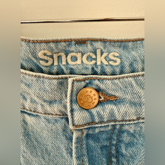 MOTHER The Pleated Fun Dip Short Fray | Size 24 - Picture 5 of 13